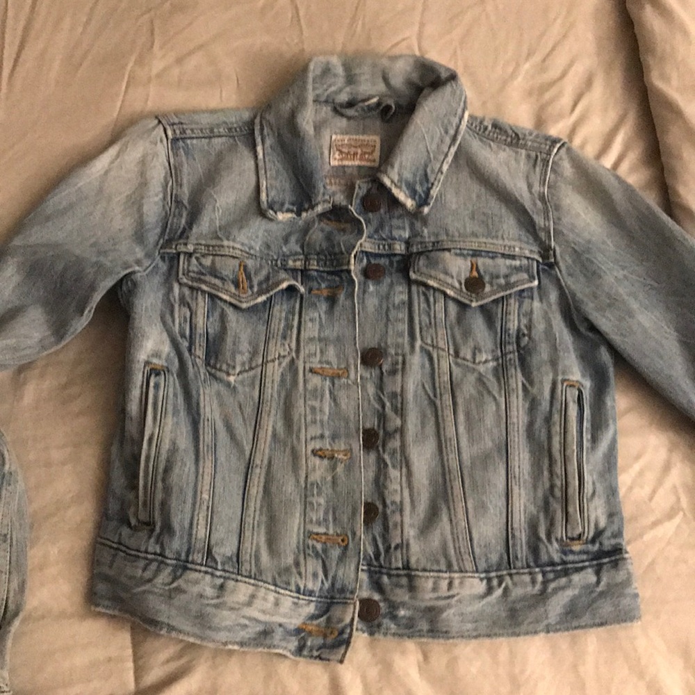 Light blue denim Levi’s jacket.